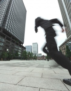 ダッシュする営業マン