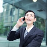 笑顔で電話する営業マン